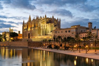 Palma, Mayorka 'daki Gotik Le Seu katedralinin akşam manzarası.