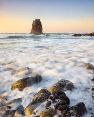 Playa de Benijo 'da kayalara vuran deniz köpüğünün dikey görüntüsü.