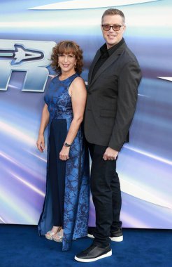 Galyn Susman ve Angus MacLane, 13 Haziran 2022 'de Londra' daki Cineworld Leicester Meydanı 'ndaki 