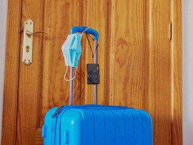 İçinde fotoğraf makinesi olan seyahat çantası konsepti.