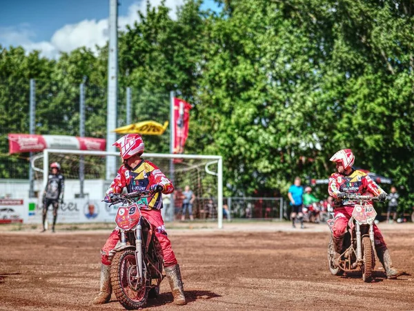 Uma Foto Seletiva Das Pessoas Motocicletas Evento Automobilismo Halle Saxônia — Fotografia de Stock