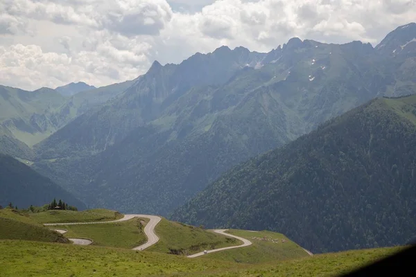 Een Schilderachtig Uitzicht Een Weg Bergen Bedekt Met Groene Bossen — Stockfoto