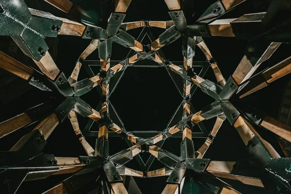 Tiro Ângulo Baixo Uma Estrutura Metálica Geométrica Abstrata Contra Céu — Fotografia de Stock