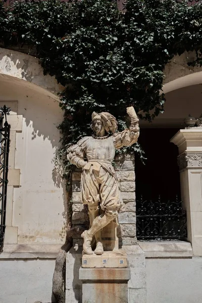 Uma Estátua Masculina Velha Perto Entrada — Fotografia de Stock