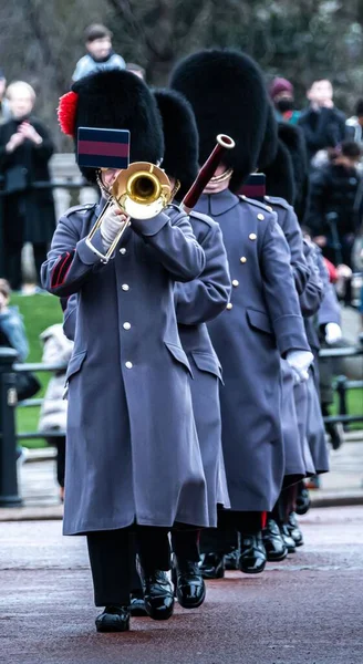 Uma Vertical Guarda Rainha Tocando Saxofone Palácio Buckingham Londres Reino — Fotografia de Stock