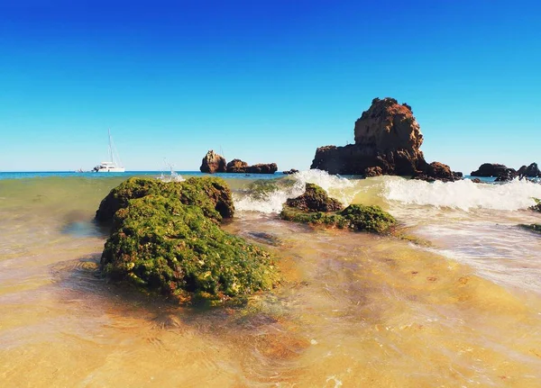 Sea Waves Crashing Algae Covered Rock Formations Algarve Beach Portugal — Stock Photo, Image