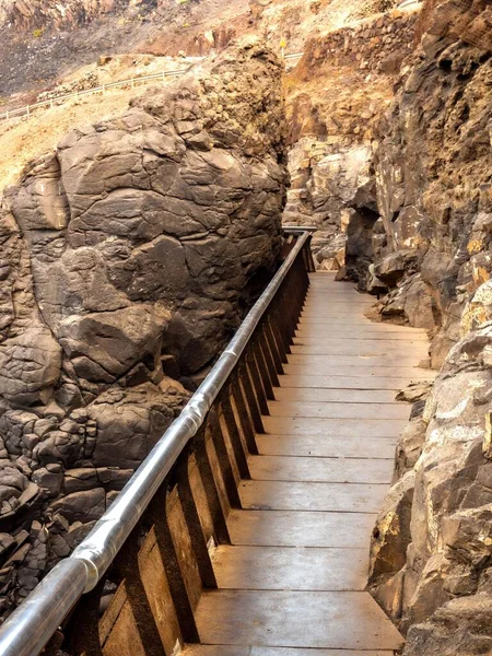 Tiro Vertical Escadas Pelas Falésias Rochosas — Fotografia de Stock