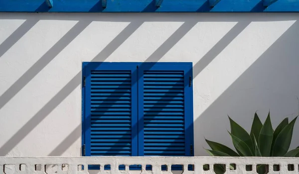Una Ventana Azul Edificio Pintado Blanco Con Sombra Las Vallas — Foto de Stock