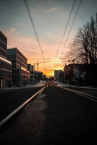 Vertikal Bild Stadsbilden Utsikt Över Gatan Och Byggnader Gyllene Timmen — Stockfoto