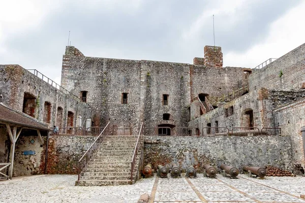 Old Building Rusted Canons Cloudy Day — Stock Photo, Image