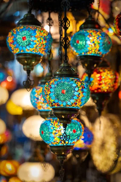 土耳其伊斯坦布尔Grand Bazaar一家商店的灯具垂直特写 — 图库照片