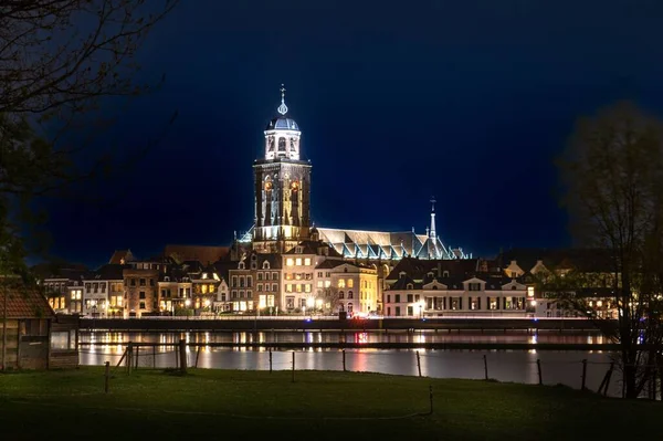 オランダのデヴェンターにある聖ルブイヌス教会の美しいショット — ストック写真