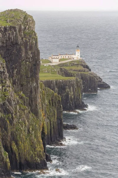Een Verticaal Schot Van Neist Point Lighthouse Het Eiland Skye — Stockfoto