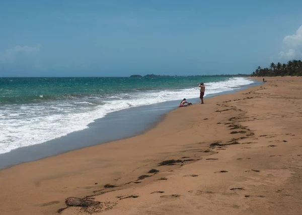 Mehrere Menschen Ruhen Sich Sandstrand Welligen Meer Aus — Stockfoto