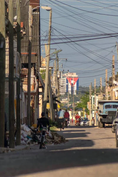 Tiro Vertical Uma Rua Movimentada Com Bandeira Cuba Pintada Edifício — Fotografia de Stock