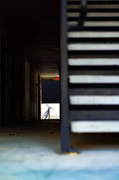 Una Escalera Apartamento Con Una Bicicleta Señal Salida Fondo —  Fotos de Stock