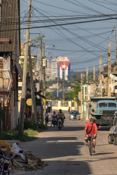 Colpo Verticale Una Strada Trafficata Con Bandiera Cuba Dipinta Sull — Foto Stock