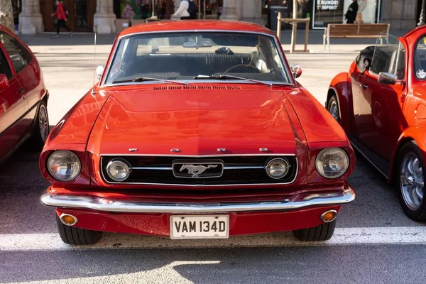 Ford Mustang Roter Klassiker Auf Der Oldtimerausstellung Auf Dem Paseo — Stockfoto