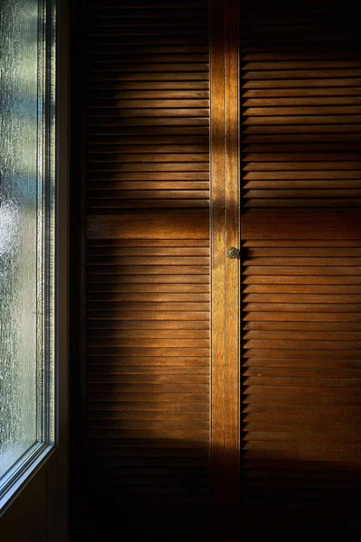 Een Verticaal Schot Van Een Zonnestraal Bij Dageraad Door Het — Stockfoto