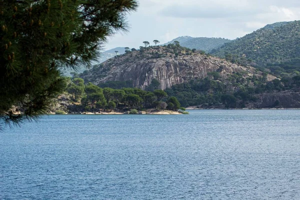 Живописный Вид Водохранилище Сан Хуан Расположенное Вдоль Реки Альберче Испании — стоковое фото