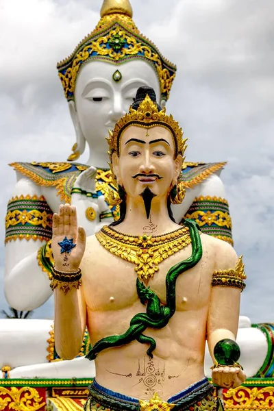 Plano Vertical Grandes Estatuas Tailandesas Buda Con Decoraciones Doradas —  Fotos de Stock