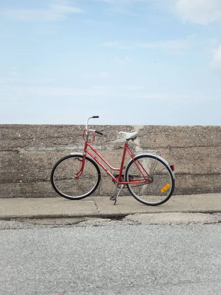 Vertikal Bild Cykel Parkerad Nära Väggen Blå Ljus Himmel — Stockfoto