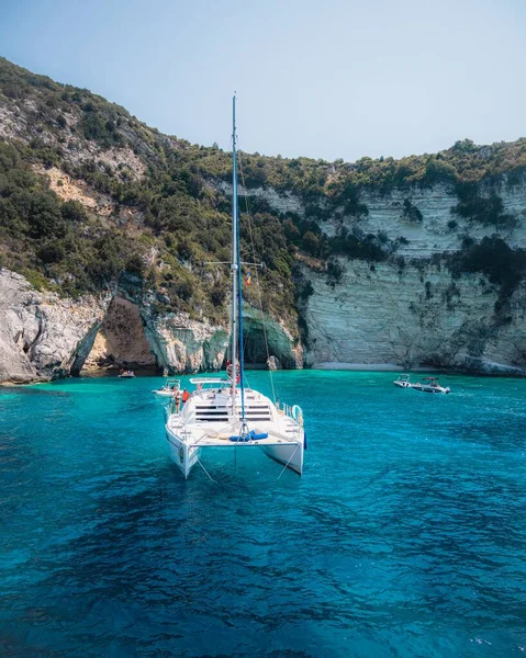 Eine Jacht Mit Menschen Türkisfarbenen Wasser Griechenland — Stockfoto