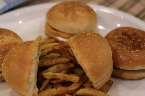 Friss Sült Krumpli Hamburgerrel — Stock Fotó