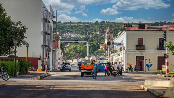 Une Rue Animée Avec Des Voitures Des Gens — Photo