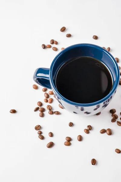 Tiro Vertical Uma Xícara Café Preto Fundo Branco Com Grãos — Fotografia de Stock