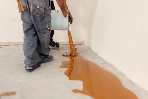 Lavoratore Che Applica Secchio Resina Epossidica Gialla Sul Pavimento — Foto Stock
