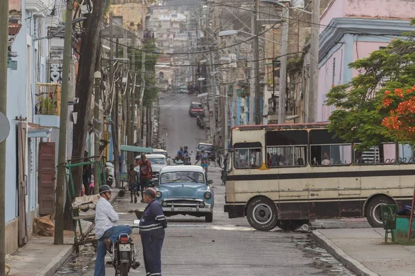 Uma Rua Velha Com Carros Envelhecidos Transeuntes Matanzas Cuba — Fotografia de Stock
