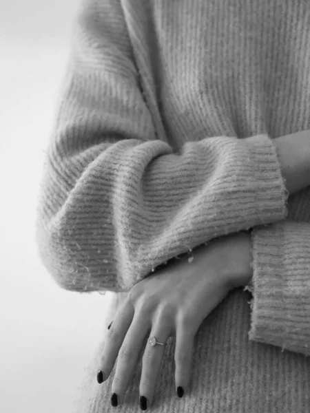 Una Joven Con Suéter Beige Sobre Fondo Blanco —  Fotos de Stock