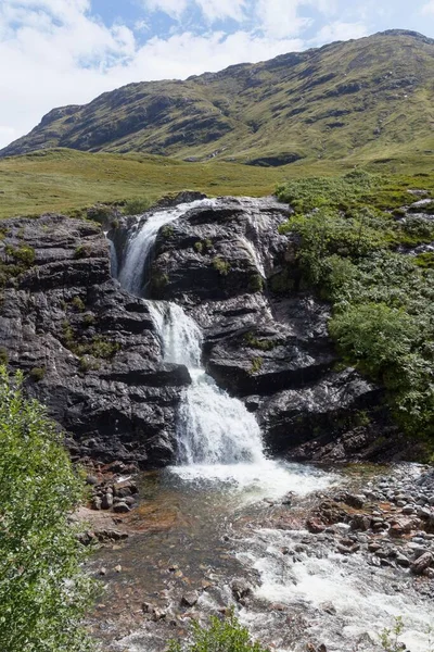 Vue Verticale Une Rivière Qui Coule Dans Village Glencoe Écosse — Photo