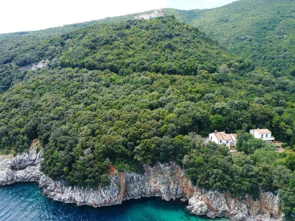 克罗地亚莫塞尼茨海边绿色岩石悬崖的空中景观 — 图库照片