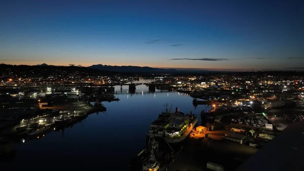 Luftaufnahme Einer Stadt Mit Gebäuden Und Einem Nachts Beleuchteten Hafen — Stockfoto