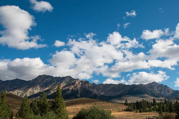 Una Hermosa Vista Las Montañas Con Hermoso Cielo Fondo Día — Foto de Stock