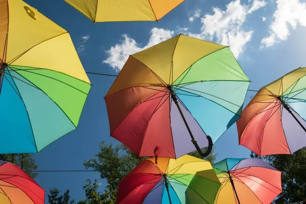 Eine Reihe Aufgehängter Bunter Regenschirme Sonnenlicht — Stockfoto