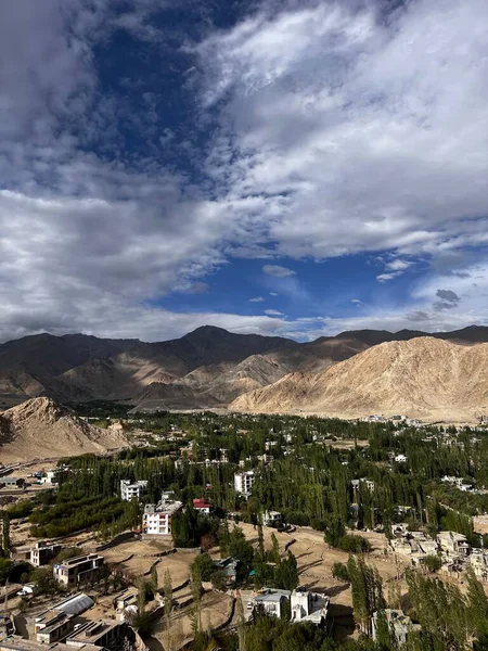 Vue Verticale Une Ville Entourée Collines Sous Ciel Nuageux — Photo