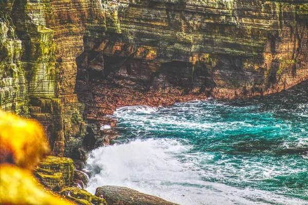Uma Bela Vista Grandes Falésias Ondas Mar Orkney Escócia — Fotografia de Stock