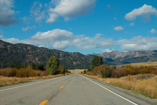 Uma Estrada Com Uma Vista Hipnotizante Paisagem Montanhosa — Fotografia de Stock