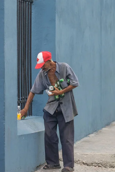 Disparo Vertical Anciano Pobre Recogiendo Comida Bebida Matanzas Cuba — Foto de Stock