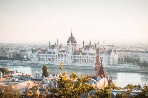 ハンガリー その前に川の景色を望むブダペスト市の議会ビル — ストック写真