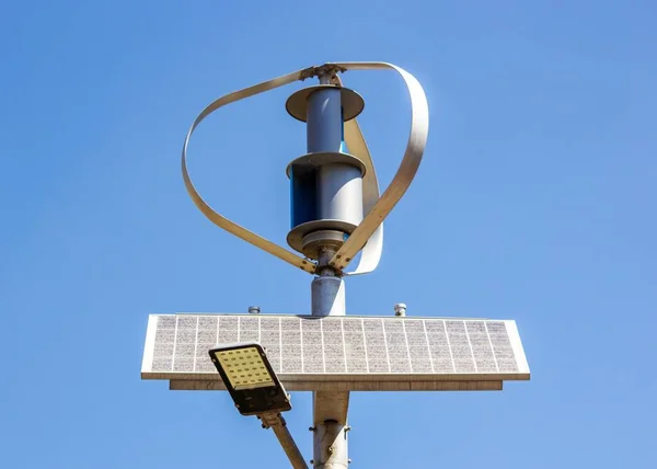 Zdjęcie Zbliżeniowe Małego Panelu Fotowoltaicznego Turbiny Wiatrowej Tle Błękitnego Nieba — Zdjęcie stockowe