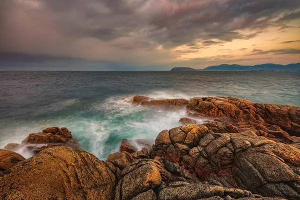 Ein Malerischer Blick Auf Eine Schöne Meereslandschaft Mit Felsen Einem — Stockfoto