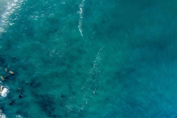 緑の海の表面の背景の空中トップビュー — ストック写真