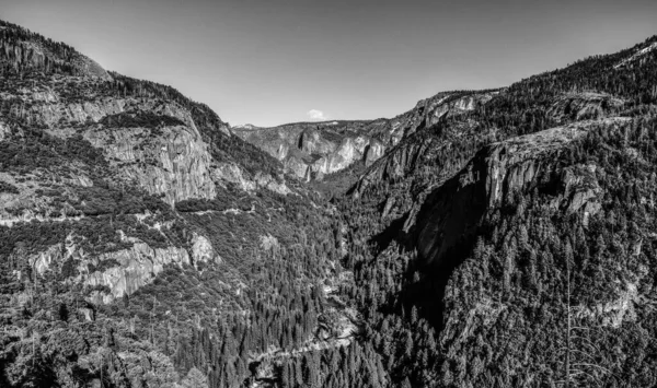 Eine Graustufenaufnahme Der Berge — Stockfoto