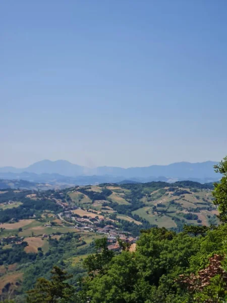 Vacker Utsikt Från Hög Punkt Ett Grönt Landskap Med Klippor — Stockfoto