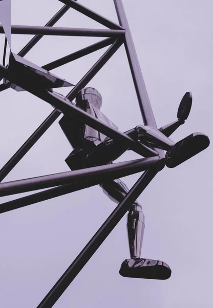 Tiro Vertical Uma Figura Metal Contra Fundo Céu — Fotografia de Stock