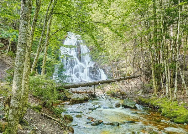Uma Vista Panorâmica Uma Cachoeira Fluindo Pelas Rochas Contra Riacho — Fotografia de Stock